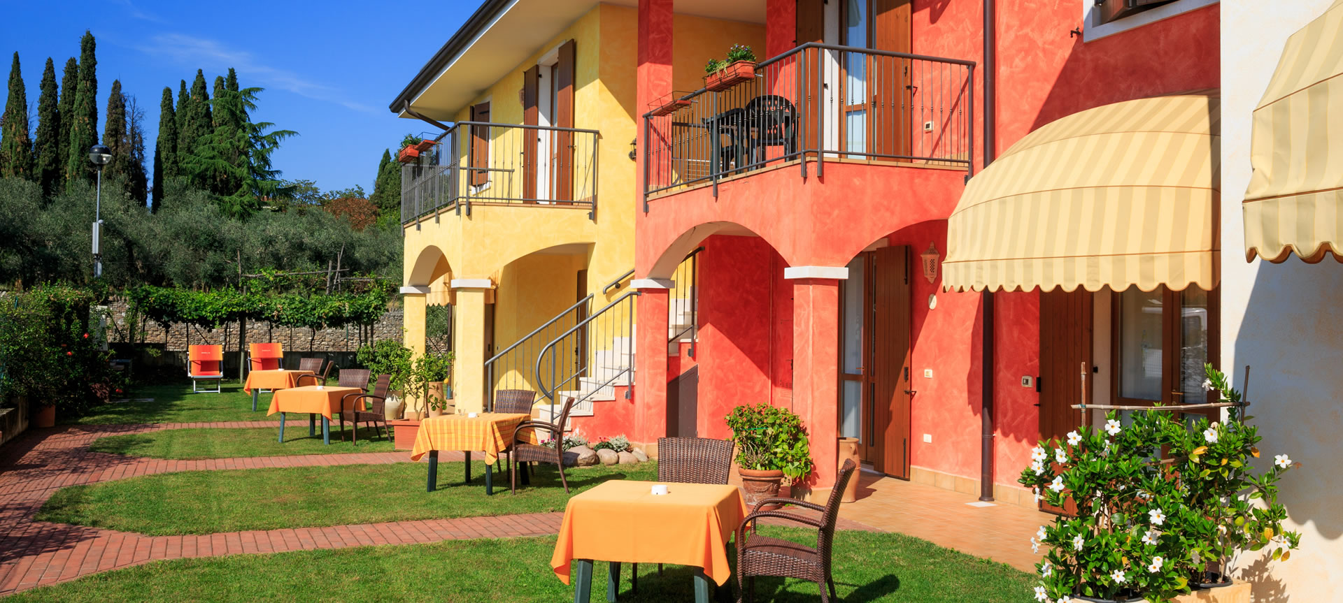 Il giardino e la facciata di Relais Villa Abelia